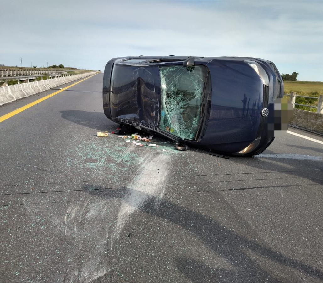 Se registró un impactante vuelco en la Ruta 2 | Entrelíneas.info