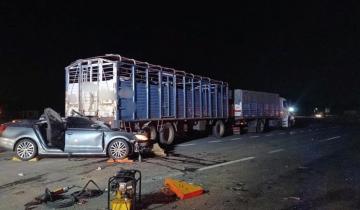 Imagen de Ruta 2: tres heridos tras un violento choque entre un auto y un camión a la altura de Castelli