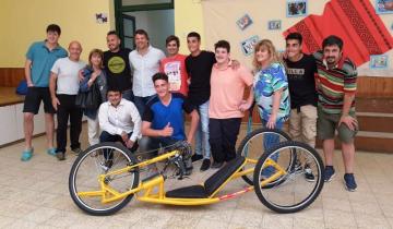 Imagen de Construyeron una bicicleta adaptada para un amigo en gratitud a su amistad y ejemplo de superación