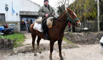 Imagen de Elecciones 2019: fue a votar a caballo a una escuela rural de la Ruta 226