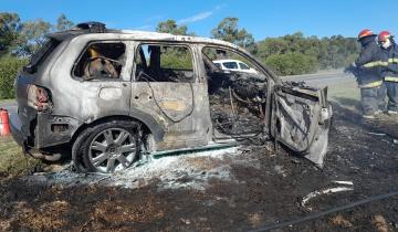 Imagen de Castelli: se incendió un auto en Ruta 2 causando pérdidas totales