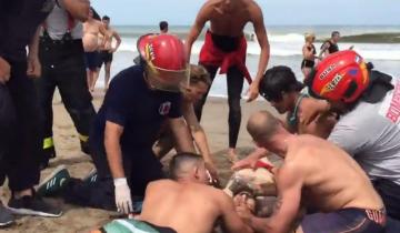 Imagen de Villa Gesell: Bomberos salvaron la vida de un hombre rescatado por guardavidas