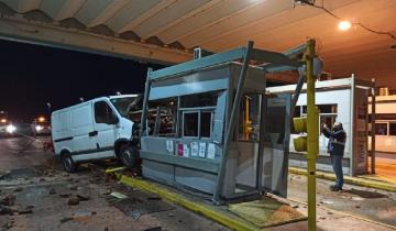 Imagen de Ruta 11: un conductor perdió el control de su camioneta y chocó contra una cabina del peaje de La Huella