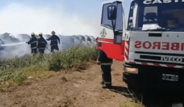 Imagen de Bomberos de Castelli y Lezama combaten un impresionante incendio