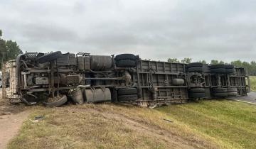 Imagen de Dolores: una persona resultó herida al volcar un camión en la Ruta 2