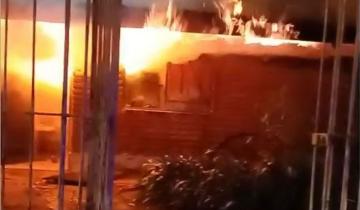Imagen de Castelli: se incendió una vivienda y dos personas sufrieron graves heridas