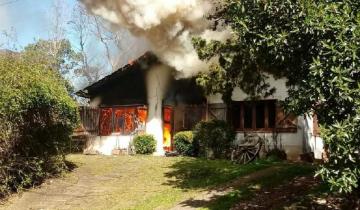 Imagen de Voraz incendio arrasó con una vivienda en Villa Gesell