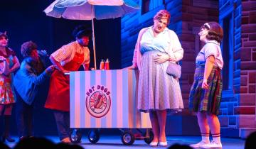 Imagen de De la pastelería y la TV al teatro: así fue el debut actoral del dolorense Damián Betular como protagonista de “Hairspray”