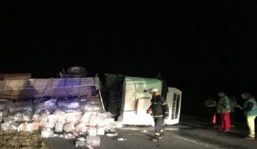 Imagen de Volcó un camión cargado de vinagre en la Autovía 2: el conductor debió ser trasladado