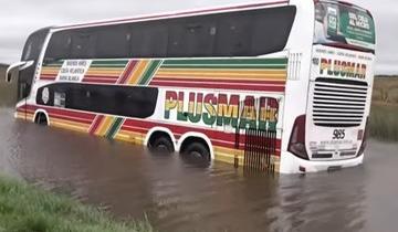 Imagen de Tormenta de Santa Rosa: un micro quedó varado en la Ruta 5 y rescataron a 40 pasajeros en lancha