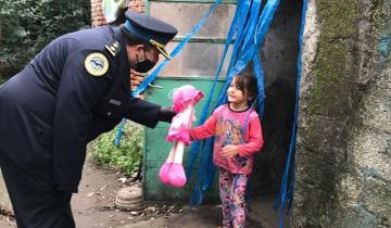 Imagen de La Policía Federal y el Consejo Escolar de Dolores entregaron donaciones al Jardín de Sevigne