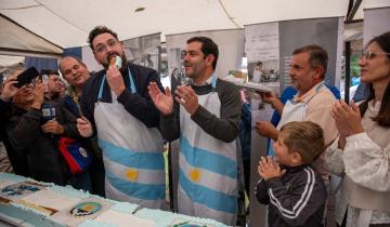 Imagen de Dolores celebró con una torta argentina gigante: 450 kilos, 25 capas y la participación de Damián Betular