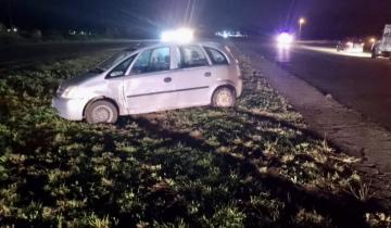 Imagen de Accidente en la Ruta 11: un auto volcó por esquivar caballos sueltos en Las Toninas