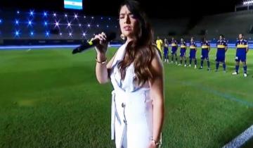 Imagen de La tandilense Ángela Leiva cautivó con su interpretación del himno en la final de la Copa “Diego Maradona”