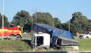 Imagen de Susto en la ruta: un camión quedó atravesado en la Autovía 2