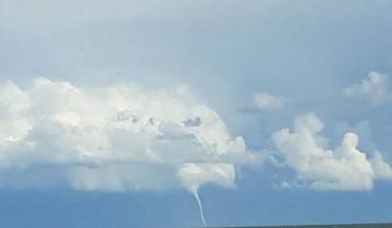 Imagen de Espectaculares imágenes: así se vio una tromba marina desde la costa en Monte Hermoso