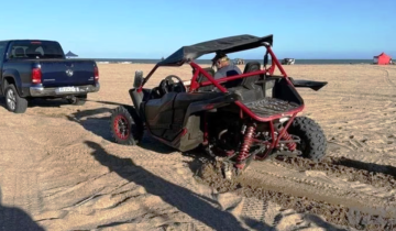 Imagen de Villa Gesell: una mujer de 33 años está grave tras volcar con un UTV en los médanos