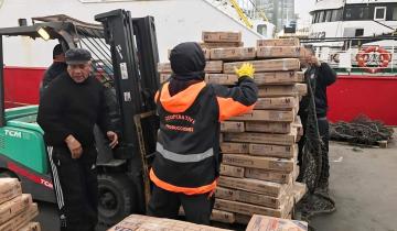 Imagen de Mar del Plata: estibadores reciben bolsones de comida ante la falta de trabajo en el puerto