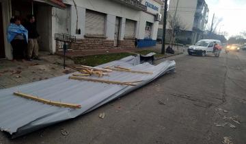 Imagen de Un fuerte temporal de lluvia y viento en Mar del Plata provocó destrozos y voladura de techos