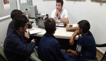 Imagen de El director de Juventud de Dolores recibió a alumnos de la ENET