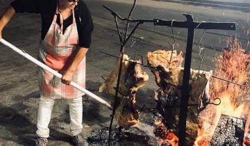Imagen de ¡Un aplauso para la asadora!: la mujer de Dolores que hace asados en la Ruta 63