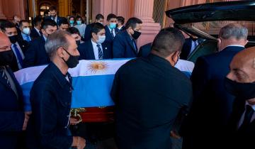 Imagen de El adiós a Diego Maradona: trasladan el féretro al cementerio de Bella Vista