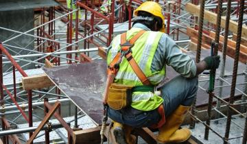 Imagen de El empleo registrado en la construcción cayó según un informe sectorial