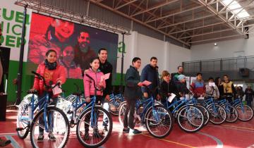 Imagen de En La Costa la Municipalidad comenzó a premiar con una bicicleta a los chicos que van a las Escuelas de Deportes