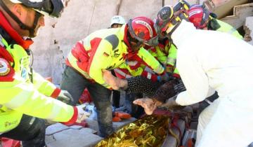 Imagen de Milagro en Turquía: rescataron con vida a una mujer que pasó más de 100 horas sepultada bajo los escombros