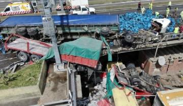Imagen de Video: así fue el accidente que terminó con un camión caído desde la Autopista 25 de Mayo