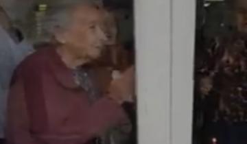 Imagen de Dolores: a través de un vidrio festejó su cumpleaños con su bisabuela de 96 años en un asilo