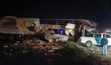 Imagen de Tragedia en ruta 3: choque frontal entre colectivo y camión dejó cuatro muertos y 16 heridos