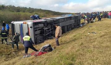 Imagen de Al menos 13 jubilados muertos y más de 20 heridos al volcar un colectivo en Tucumán