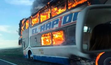 Imagen de Feroz incendio de un colectivo en la ruta 226