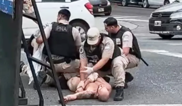 Imagen de Insólito episodio en Mar del Plata: un turista alemán salió desnudo y ensangrentado a la calle, agredió al personal del SAME, huyó y fue detenido