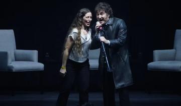 Imagen de Javier Milei en el Luna Park: quién es la dolorense que cantó junto al presidente de la Nación en el escenario