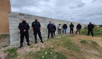Imagen de En la cárcel de Dolores elaboraron bloques de cemento para el paredón de una escuela