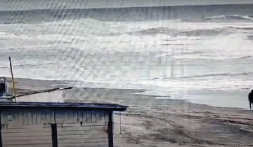 Imagen de Villa Gesell: robó un comercio y se metió al mar para escapar de la policía