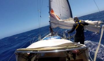 Imagen de De Portugal a Mar del Plata en velero: la odisea de un surfista para volver a ver a sus padres