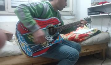 Imagen de Fue a tocar a un bar en Mar del Plata, le robaron la guitarra y pide ayuda por Facebook