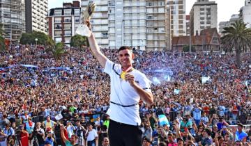 Imagen de Mar del Plata vivió una multitudinaria fiesta en el recibimiento al “Dibu” Martínez