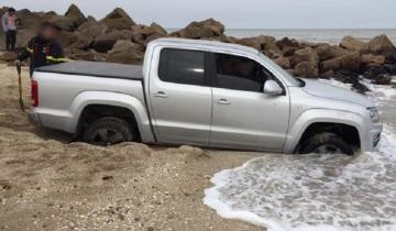 Imagen de Se quedó atascado en la arena con su 4×4, subió la marea y debió ser asistido por los bomberos