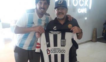 Imagen de Diego Maradona, hincha de Ever Ready de Dolores