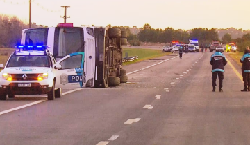 Imagen de Ruta 2: volcó un micro con 49 pasajeros y hay heridos de gravedad
