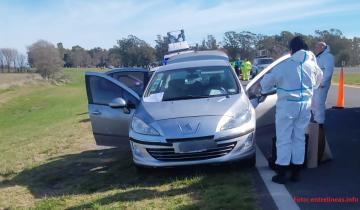 Imagen de Investigan un presunto homicidio tras hallar a un hombre muerto dentro de un auto sobre la Ruta 63