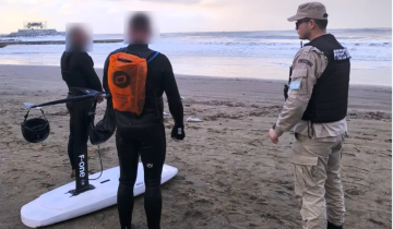 Imagen de Mar del Plata: Prefectura rescató a dos hombres que se metieron al mar en plena ciclogénesis y luego los denunció ante la Justicia