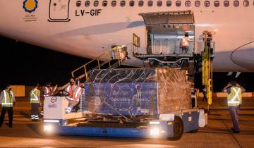 Imagen de Llegó el primero de los dos vuelos que traen vacunas Sputnik V, con más de 500 mil dosis