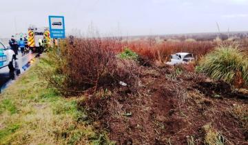 Imagen de Ruta 11 bajo la lluvia: una mujer cayó con su auto al zanjón y fue hospitalizada en Mar de Ajó