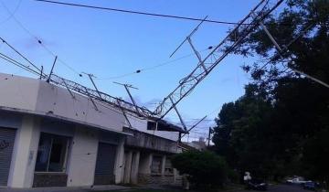 Imagen de Por los fuertes vientos, cayó la antena de una radio en Miramar