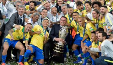 Imagen de Bolsonaro desafía al Covid-19 y confirmó que la Copa América finalmente se jugará en Brasil